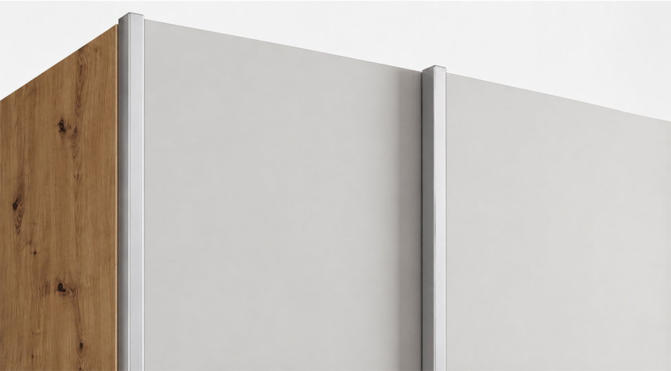 Detail stříbrných profilů skříně LUX 1