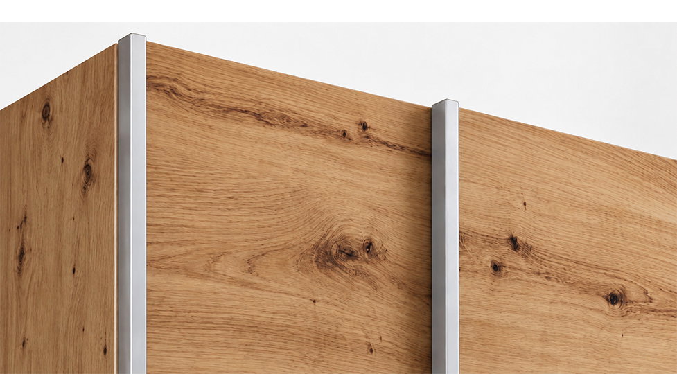 Detail stříbrných profilů skříně LUX 1