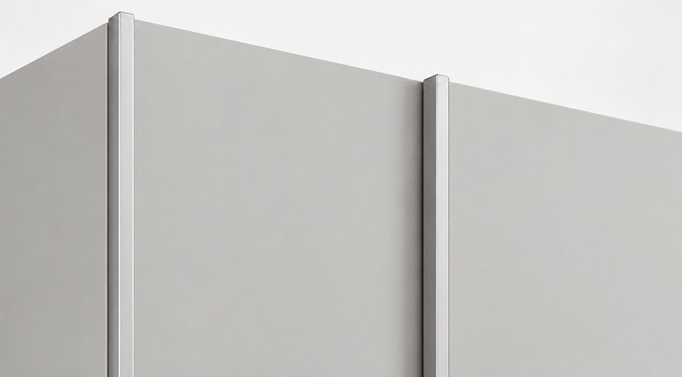 Detail stříbrných profilů skříně LUX 1