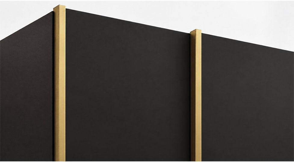 Detail zlatých profilů skříně LUX 1