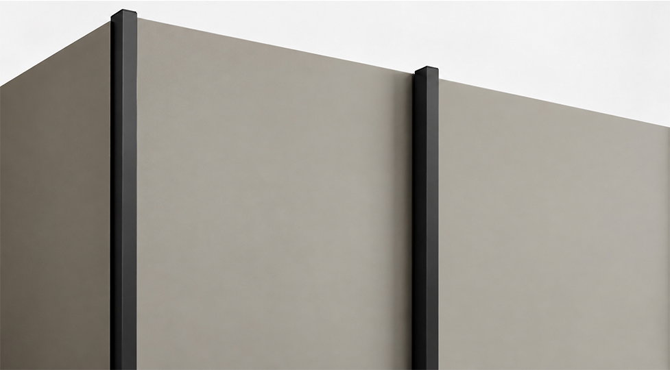 Detail černých profilů skříně LUX 1