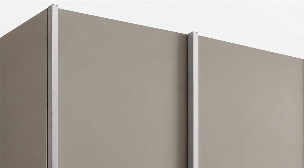 Detail stříbrných profilů skříně LUX 1