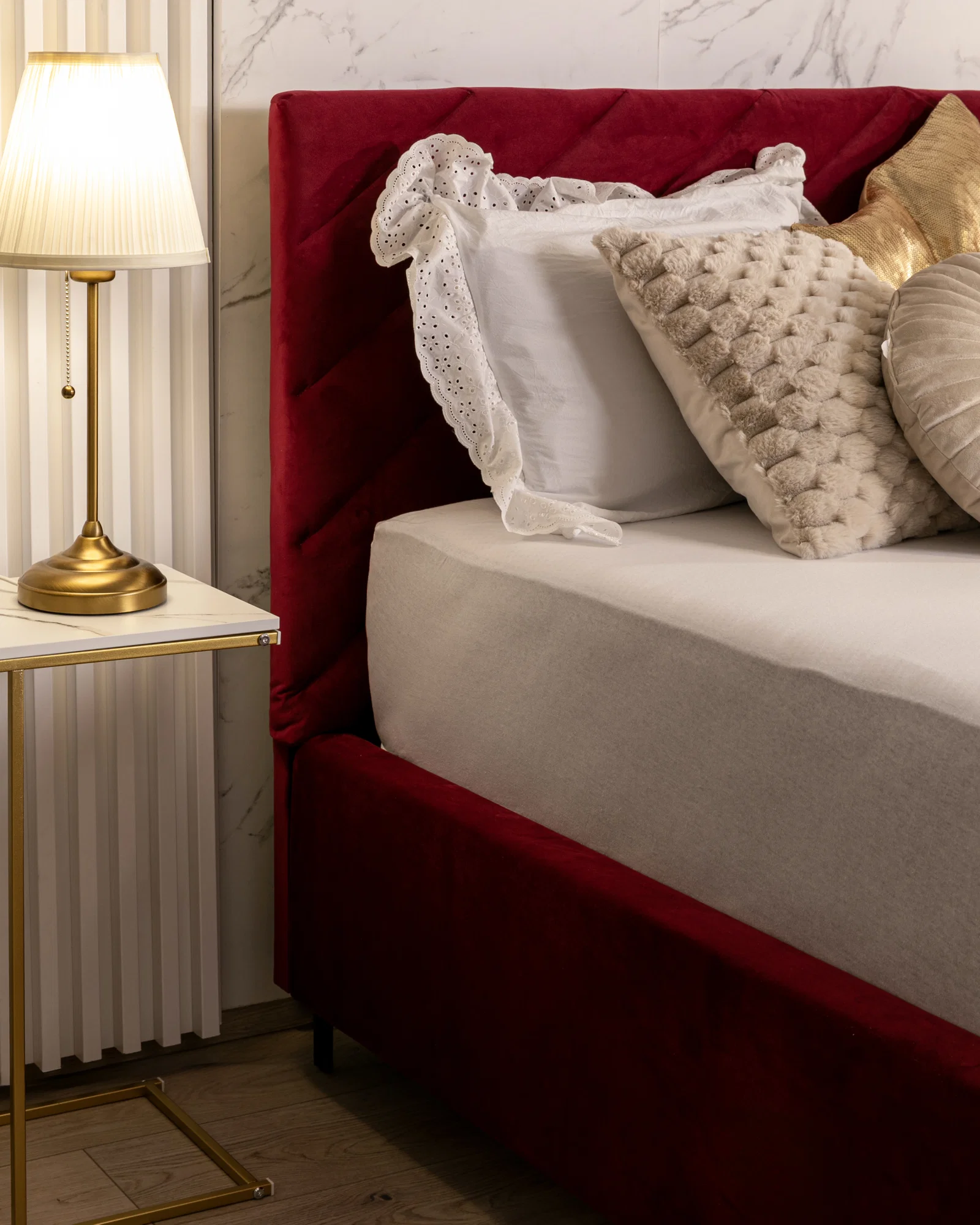 Čalouněná postel ELEGANTE 140x200 Vínová Paris s úložným prostorem kovový rošt
