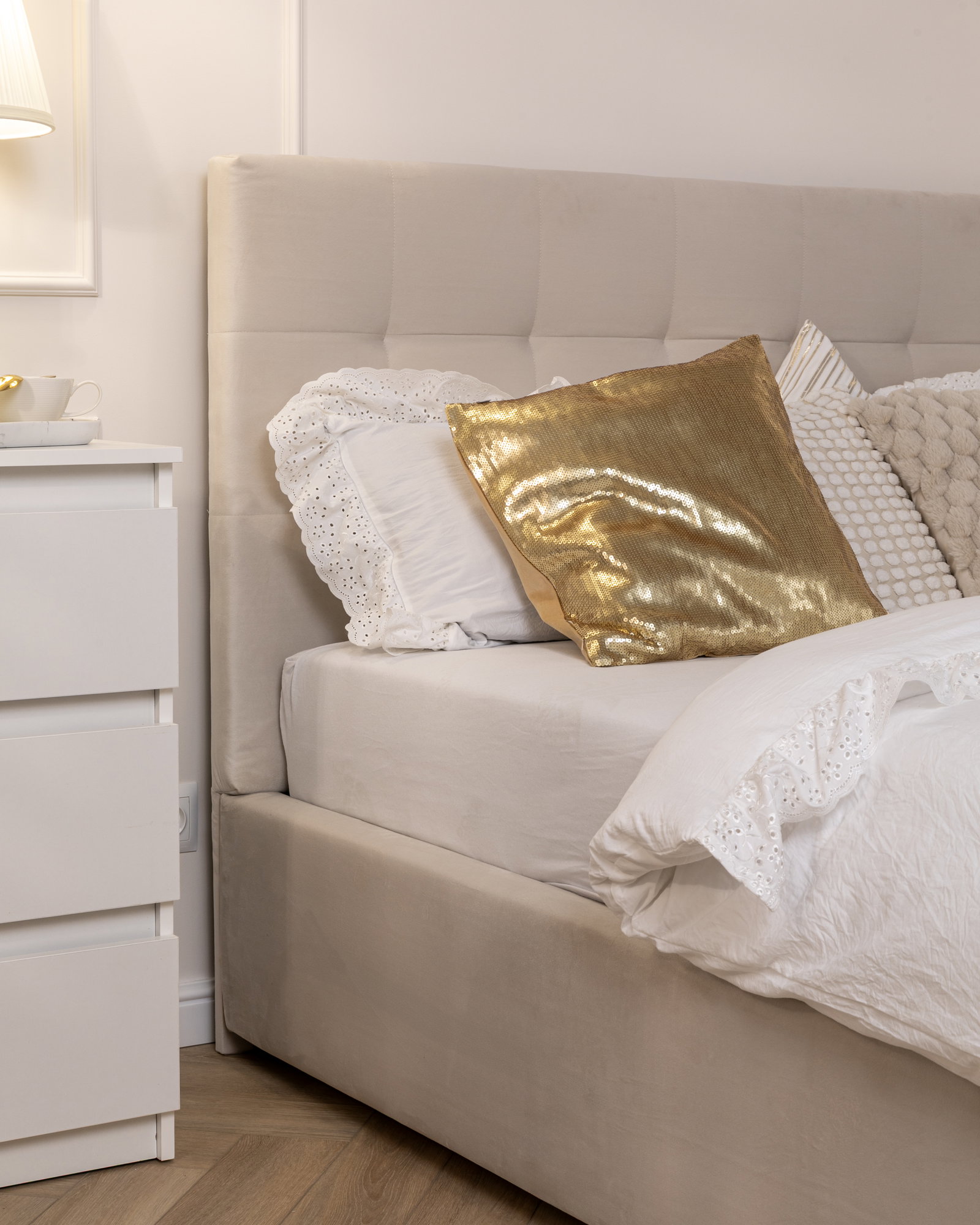 Čalúnená posteľ LUCERNA 90x200 Krémová Trinity s úložným priestorom kovový rošt