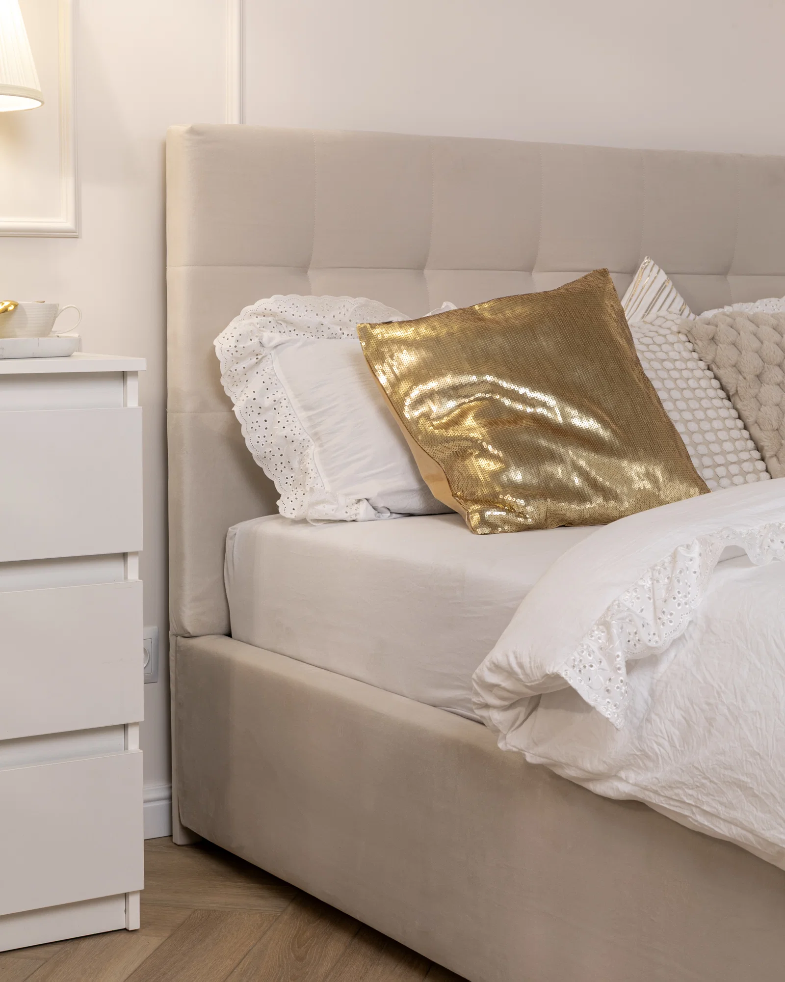 Čalouněná postel LUCERNA 180x200 Krémová Trinity s úložným prostorem kovový rošt