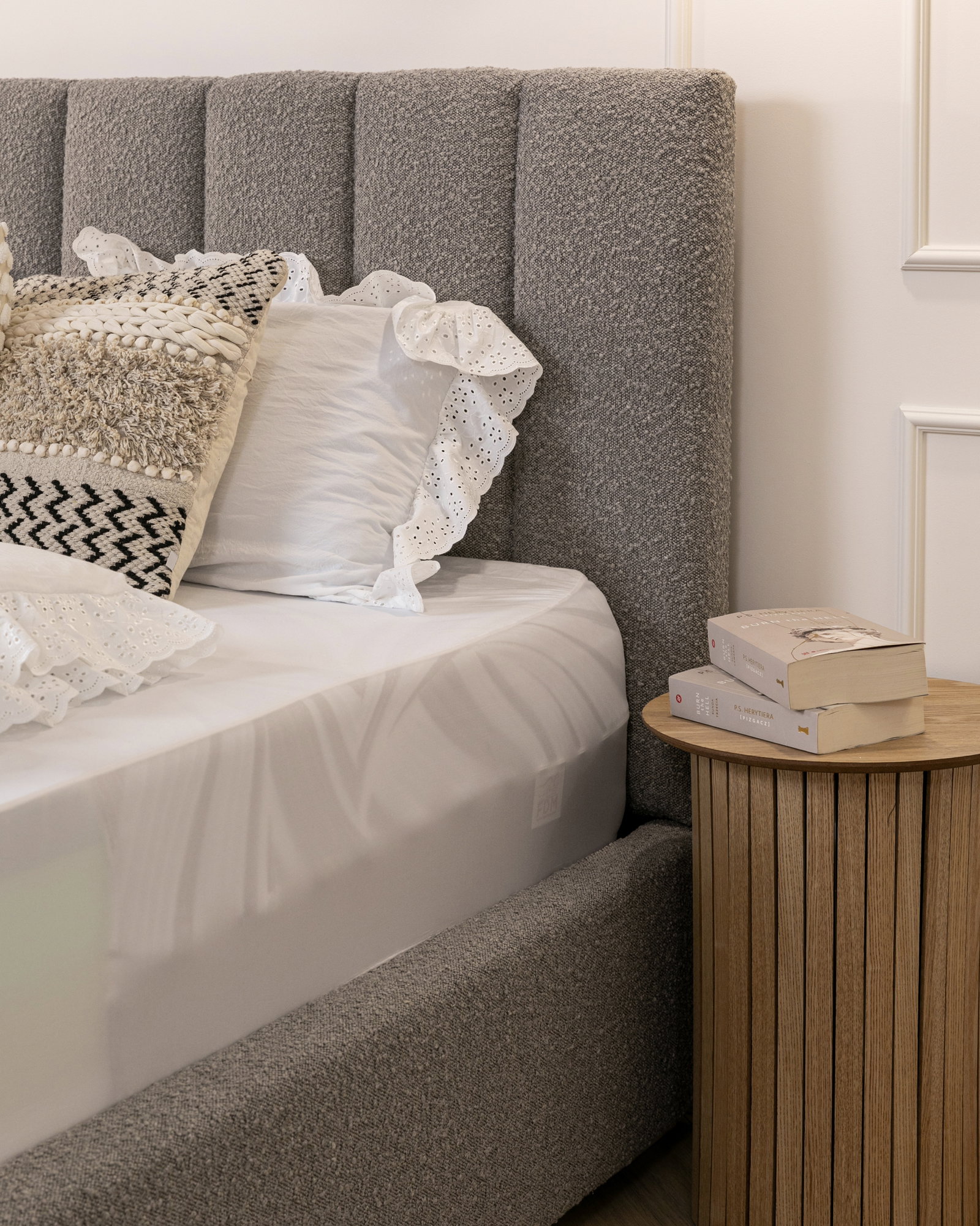 Čalúnená posteľ AUSTIN 140x200 cm Šedá Boucle s úložným priestorom kovový rošt
