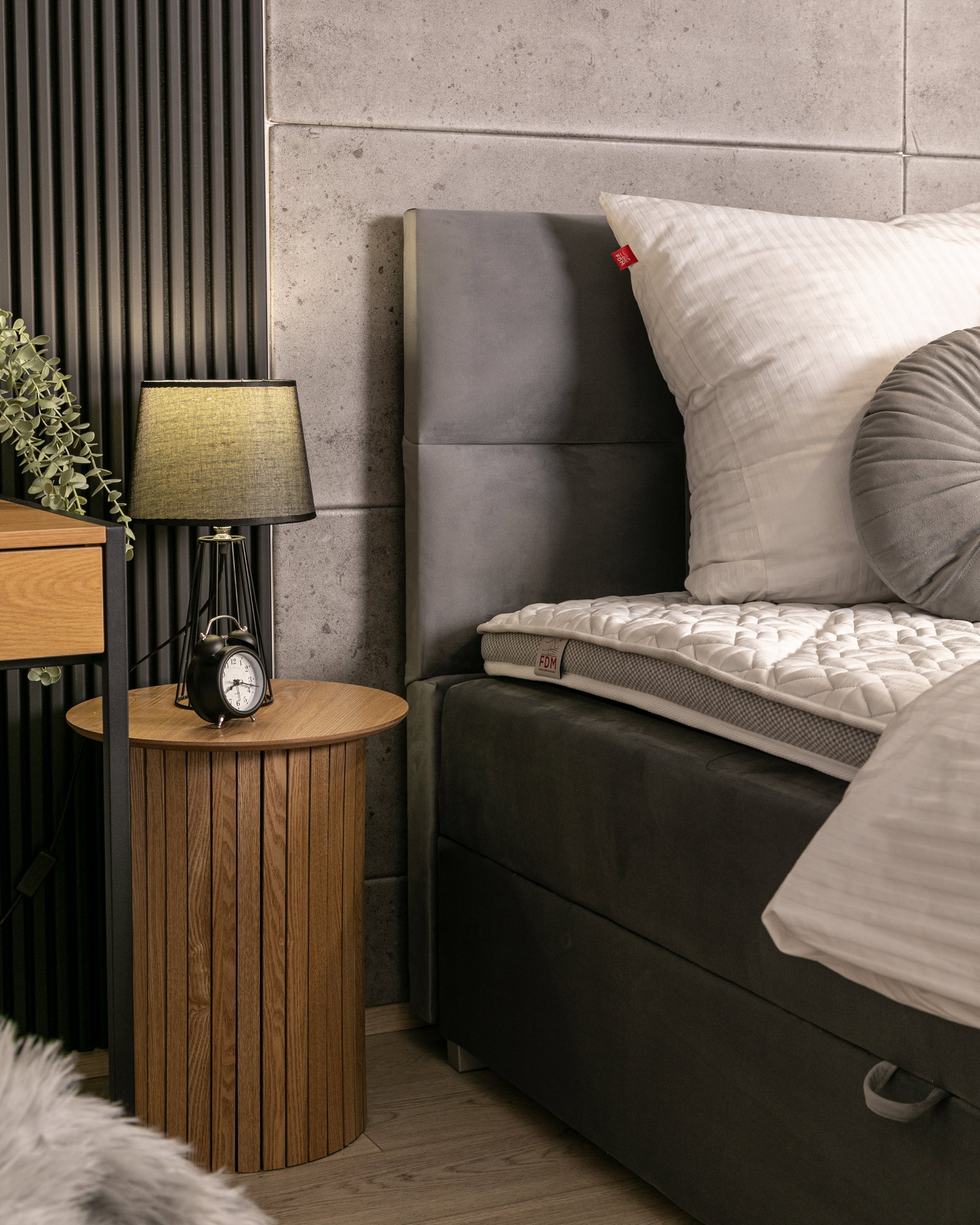 Čalúnená posteľ 140x200 cm PORTLAND Sivá Paris