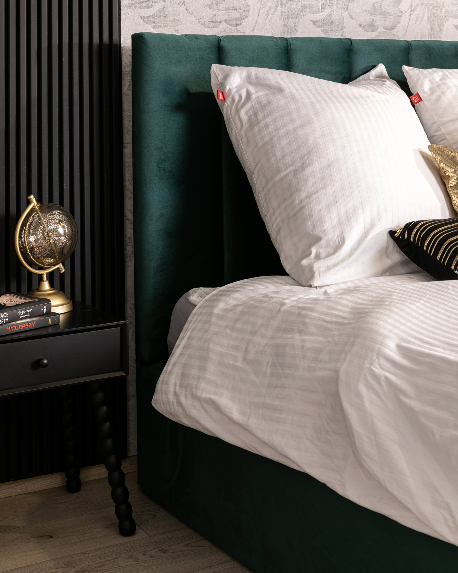 Čalúnená posteľ JUSTIN 180x200 Zelená Trinity s úložným priestorom kovový rošt