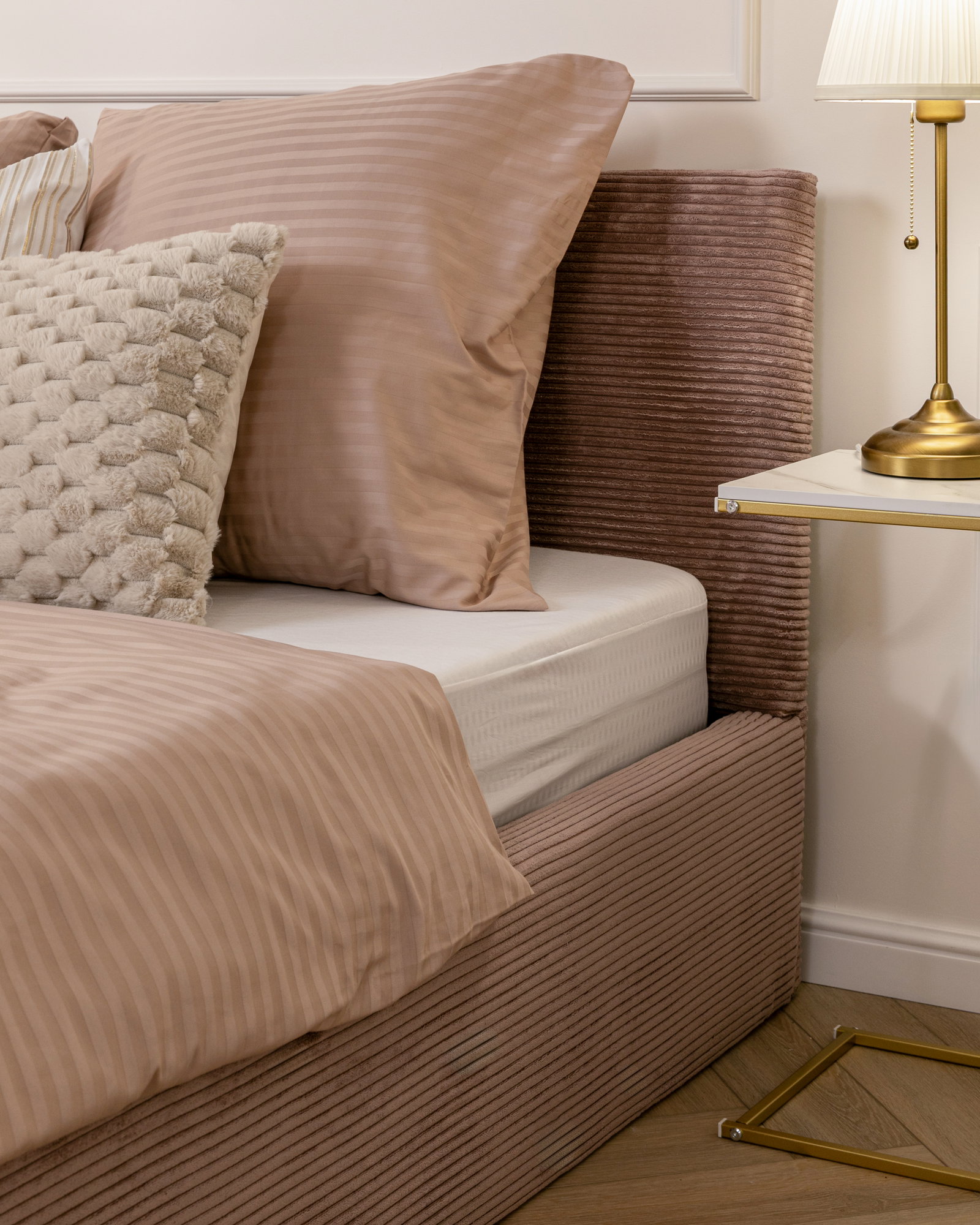 Čalúnená posteľ FRESIA 180x200 s kovovým zdvižným roštom RUŽOVÁ SZTRUKS