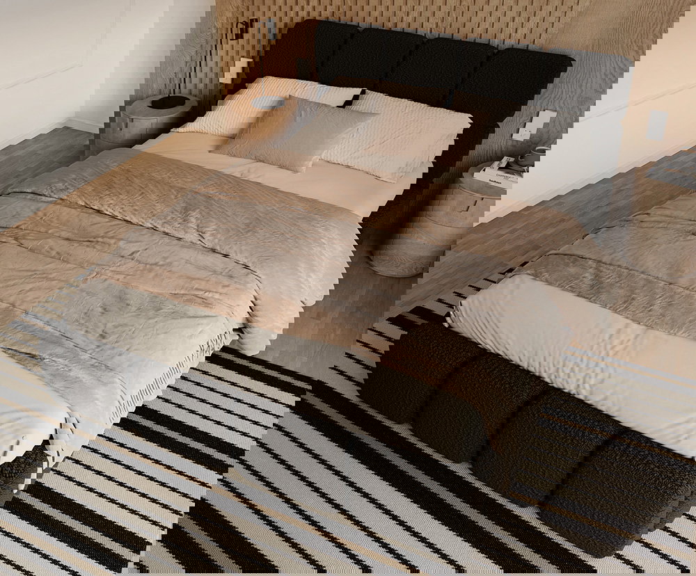 Čalúnená posteľ DELICATO 140x200 cm Čierna Boucle s úložným priestorom kovový rošt