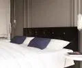 Čalouněná postel CRYSTAL černá 180x200 s dřevěným roštem