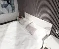 Čalouněná postel CARO 180x200 s kovovým zdvižným roštem BÍLÁ