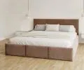 Čalouněná postel FRESIA 160x200 s kovovým zdvižným roštem HNĚDÁ TRINITY