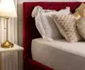 Čalouněná postel 90x200 ELEGANTE Vínová Paris s úložným prostorem kovový rošt
