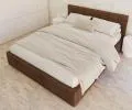 Čalouněná postel FRESIA 160x200 s kovovým zdvižným roštem HNĚDÁ SZTRUKS